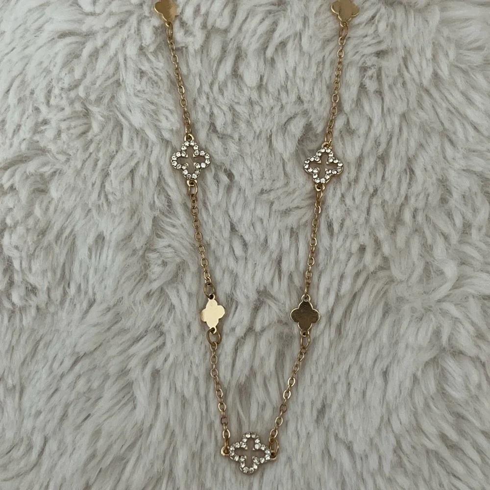 NEW Altar’d State Arula Clover Statement Necklace - Picture 4 of 7